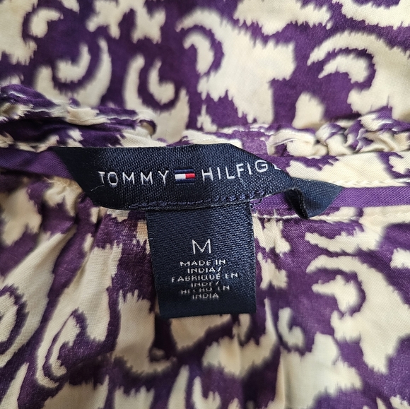 Tommy Hilfiger sleeveless.vlose with ruffle neckline and tie. Medium. - Picture 4 of 5